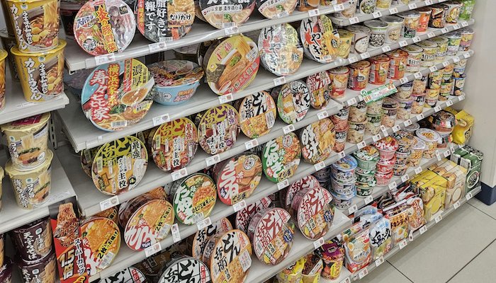 カップラーメンが並ぶスーパーの商品棚