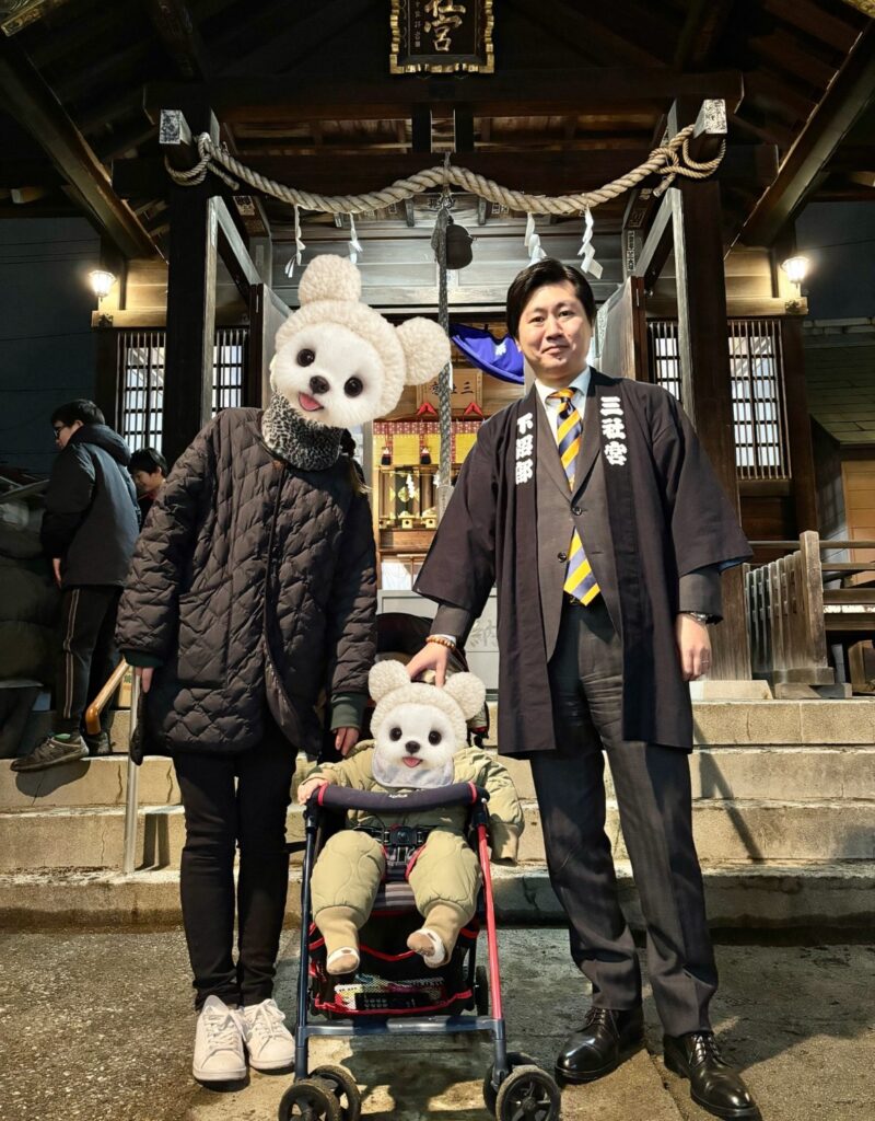 鈴木敦と妻と子供と見られる3ショット