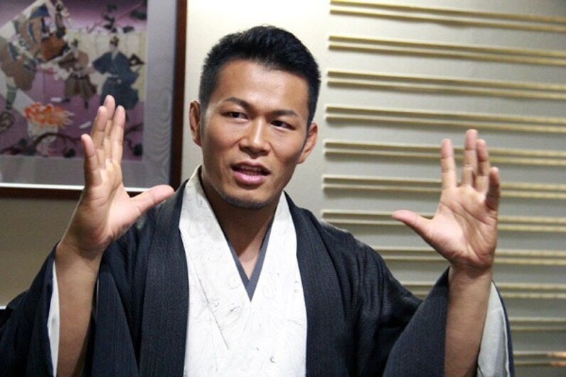 袴姿の須藤元気