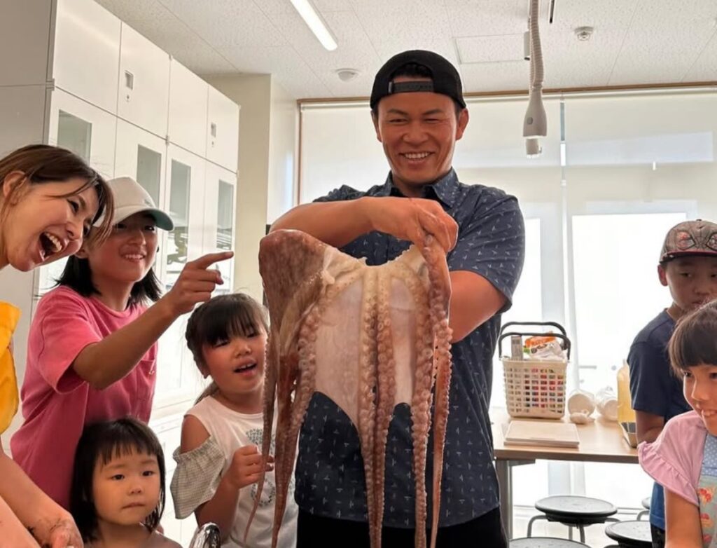 子供とタコ唐揚げを作る須藤元気