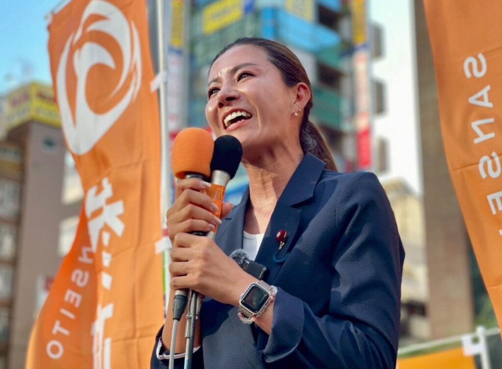 街頭演説中の吉川りな