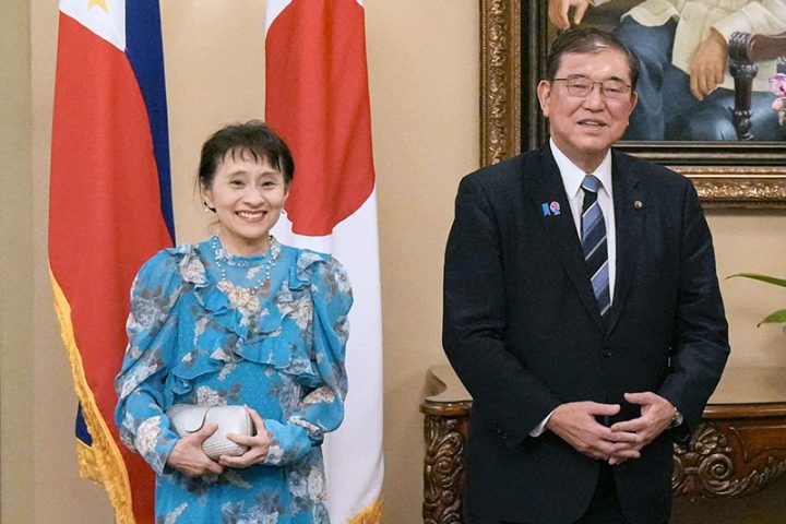 石破佳子 フィリピン訪問時の花柄ワンピース(LILY BROWN)