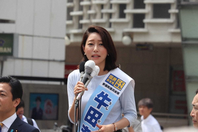 街頭演説中の牛田茉友