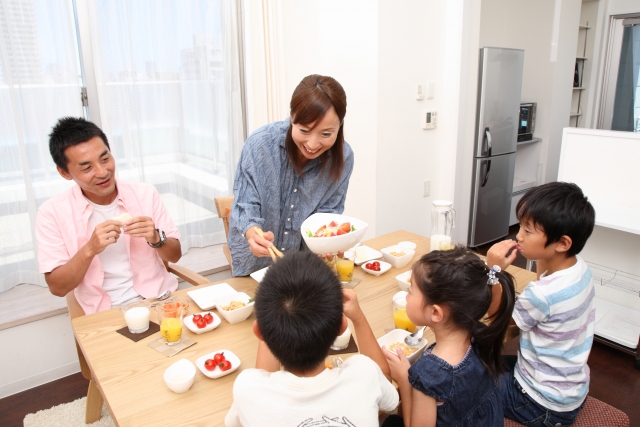 食卓を囲む家族のイメージ画像