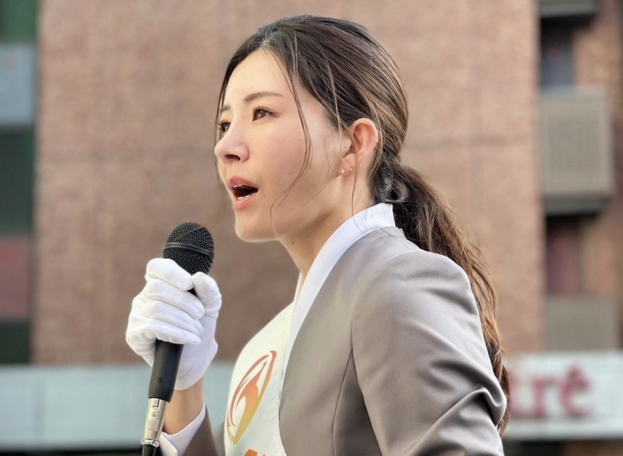 街頭演説する吉川りな