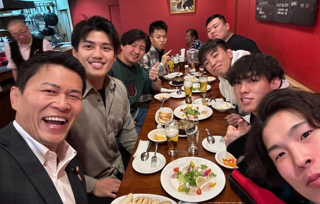 中央大レスリング部員と須藤元気