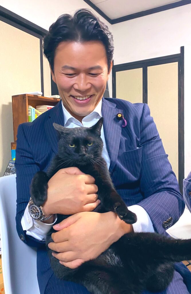 猫と遊ぶ須藤元気