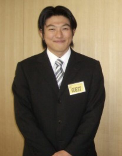 市議会時代のスーツ着用の神谷宗幣