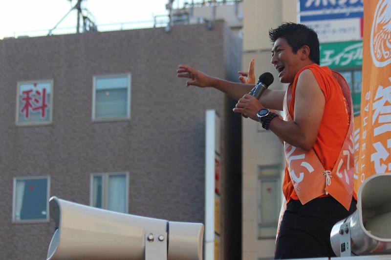 演説中の神谷宗幣
