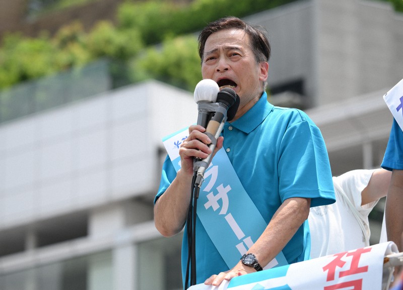 街頭演説中のラサール石井