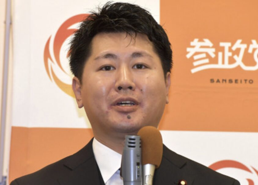 会見中の鈴木敦