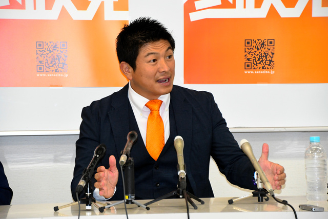 力強く訴える神谷宗幣氏の街頭演説