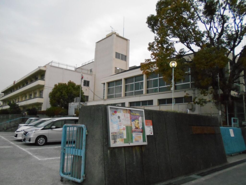 箕面市立豊川南小学校の外観