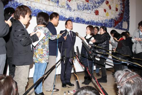 結婚会見を開くラサール石井