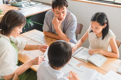 宿題をやる子供のイメージ画像