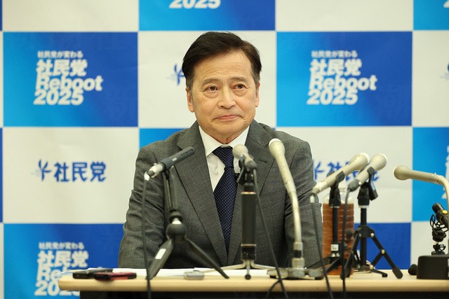 会見に臨むラサール石井