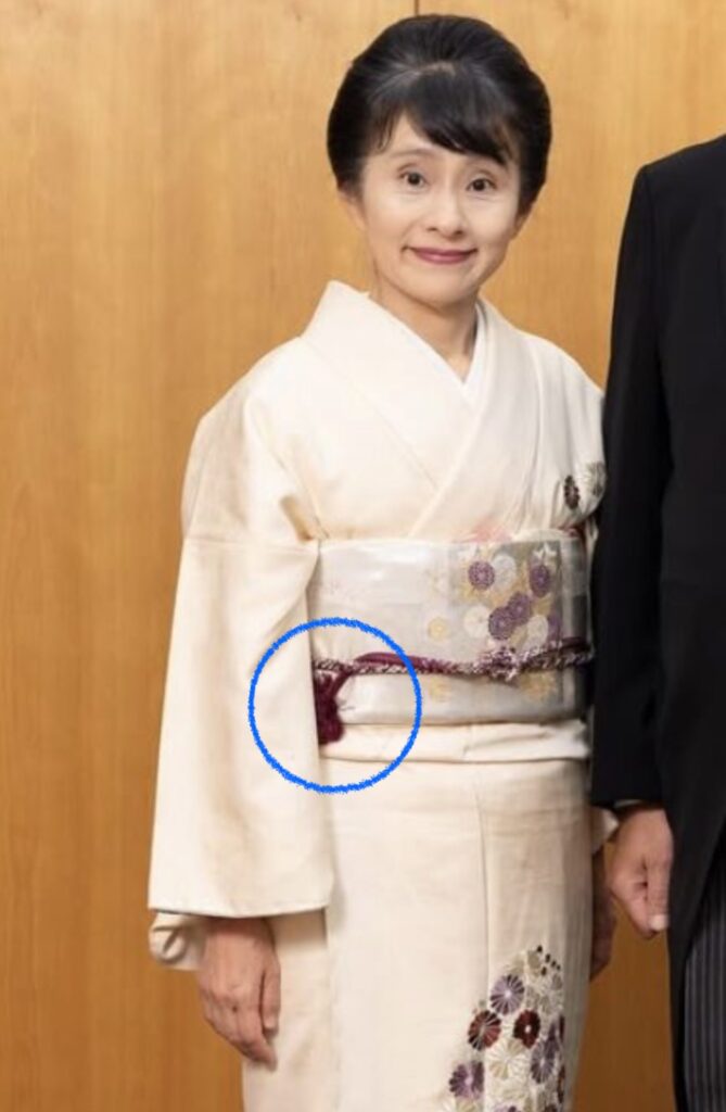 帯締めの房が下向き