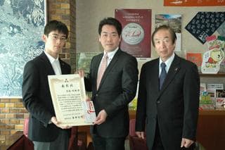 全国高校生模擬国連大会で最優秀領を受賞した高島崚輔