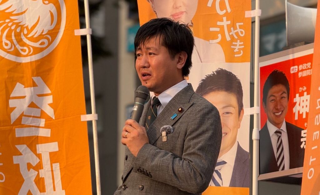 左薬指に指輪をはめている鈴木敦