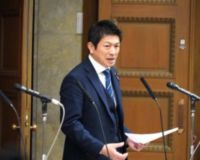 資料を元に話す神谷宗幣