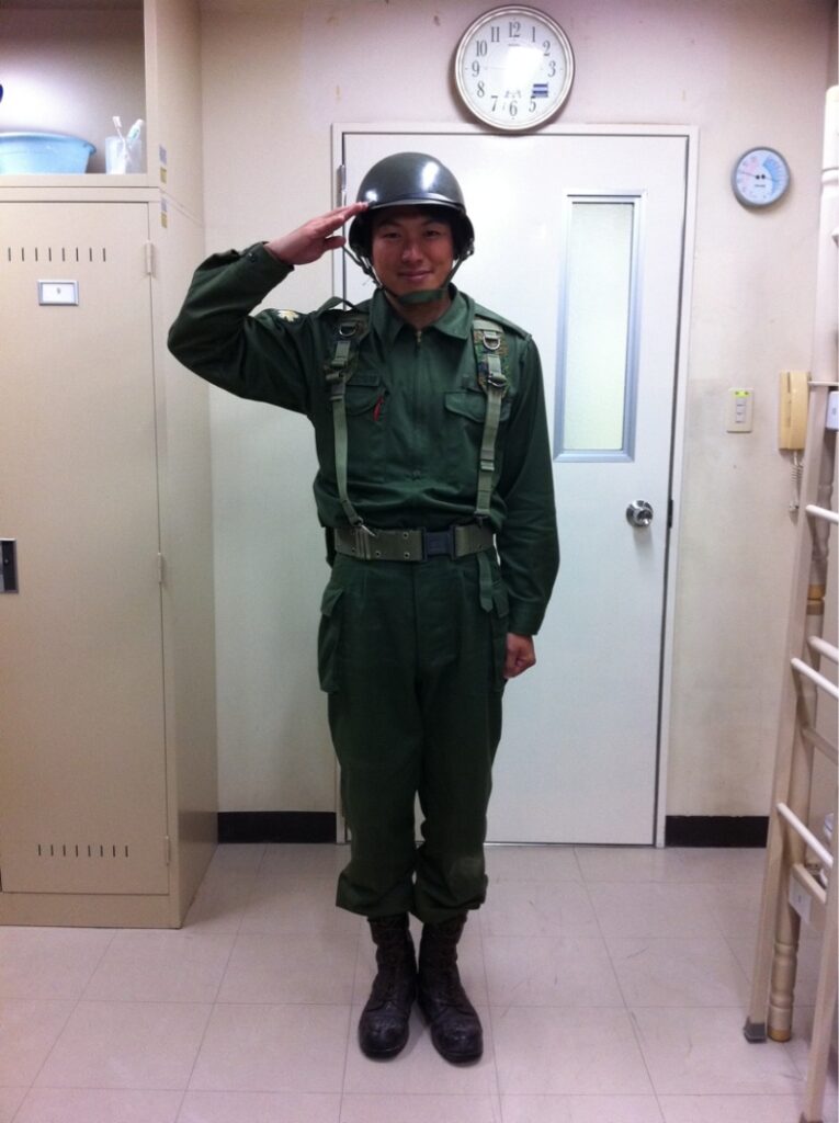 自衛隊の訓練中の神谷宗幣