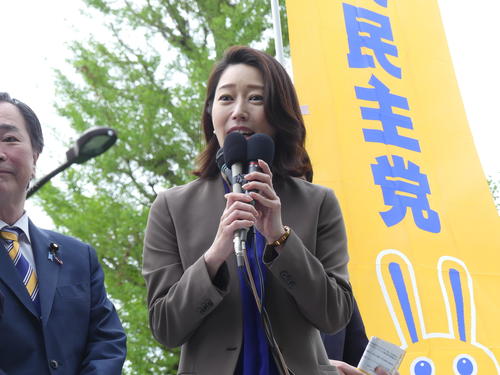 演説中の牛田茉友