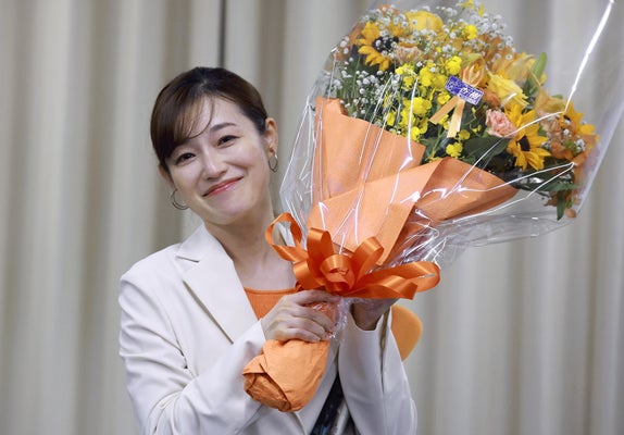 参院選で当選確実にし花束を受け取るさや