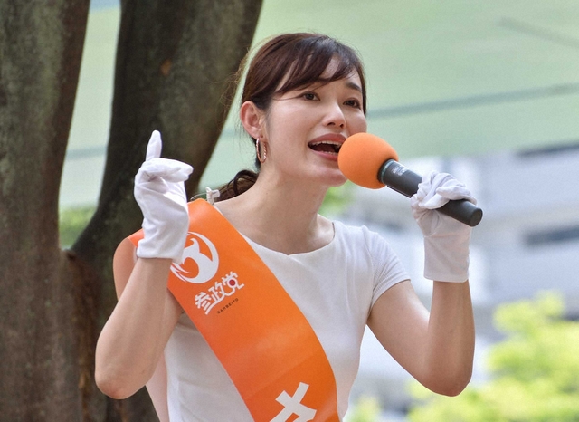 力強い演説をするさや