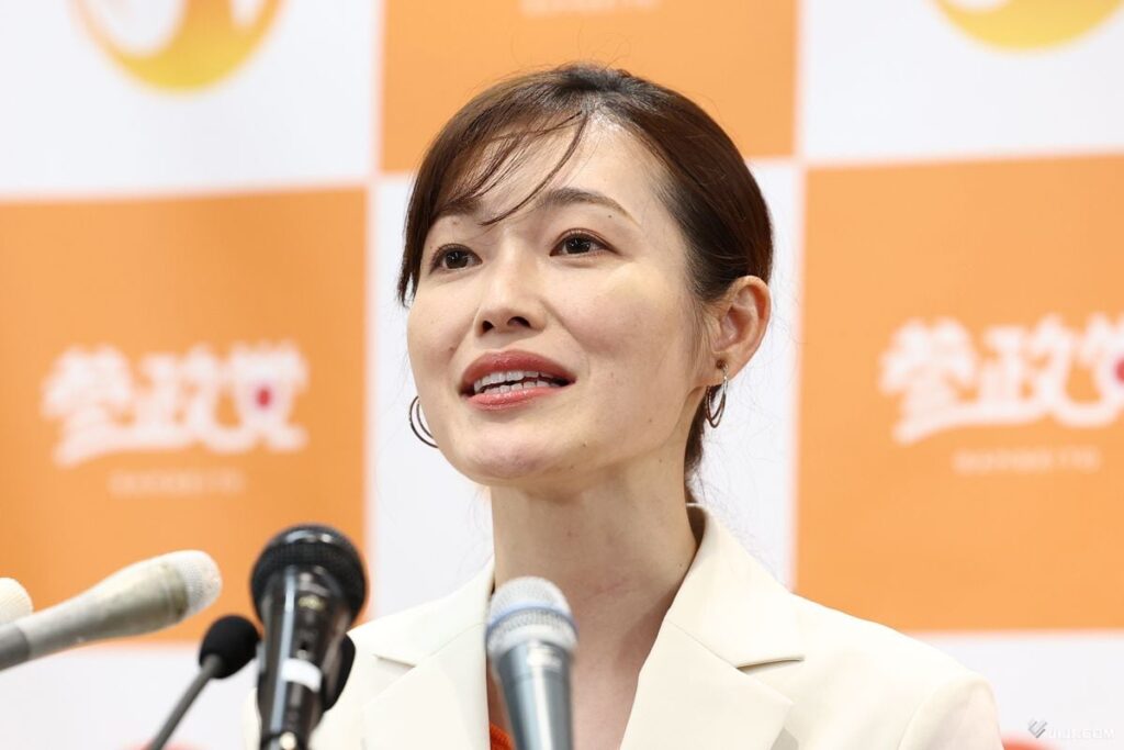会見中の塩入清香