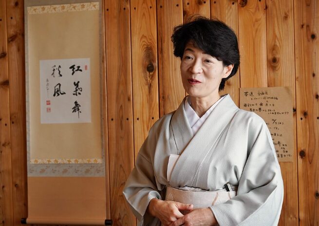 鈴木康友の妻は茶道講師