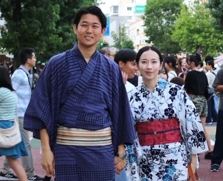 お祭りに浴衣で参加する岸信千世と妻