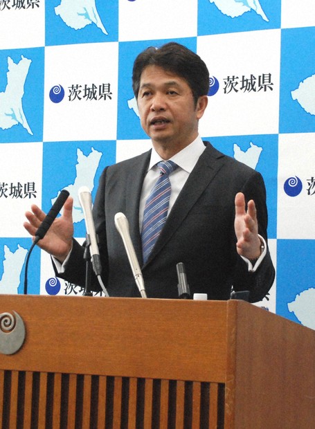 県庁での会見を開く大井川和彦