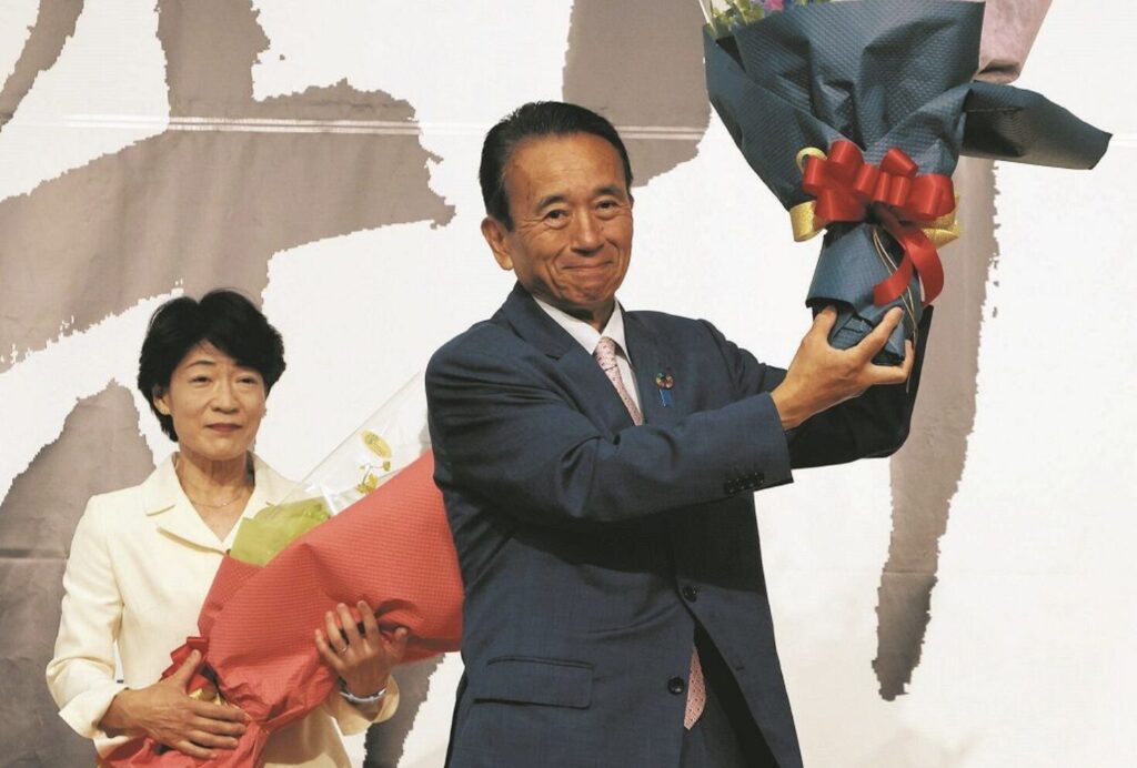 静岡県知事初当選を喜ぶ、鈴木夫妻