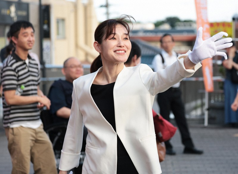 手を振る塩入清香