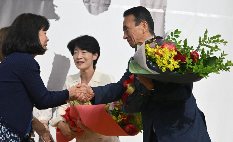 選挙時の鈴木康友氏と妻・知寿さん