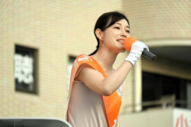 マイクを持つ塩入清香