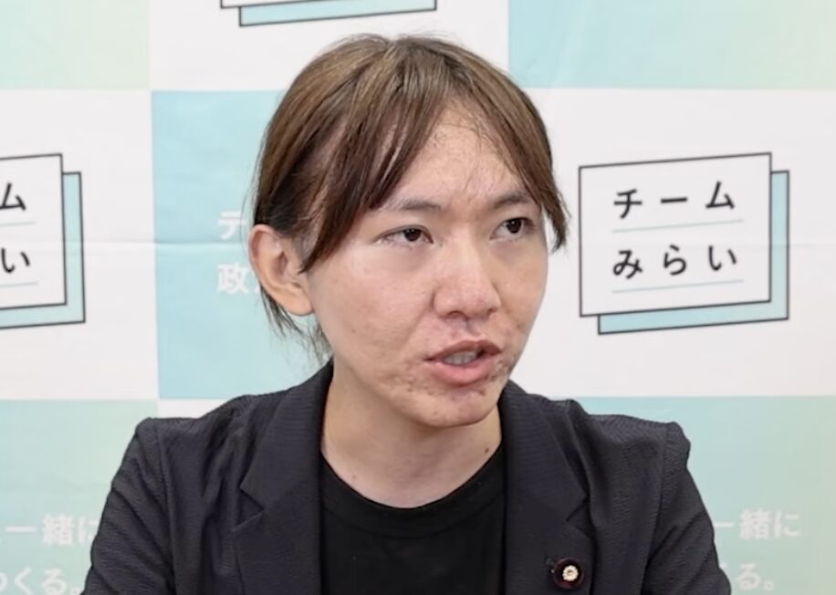 会見に臨む安野貴博