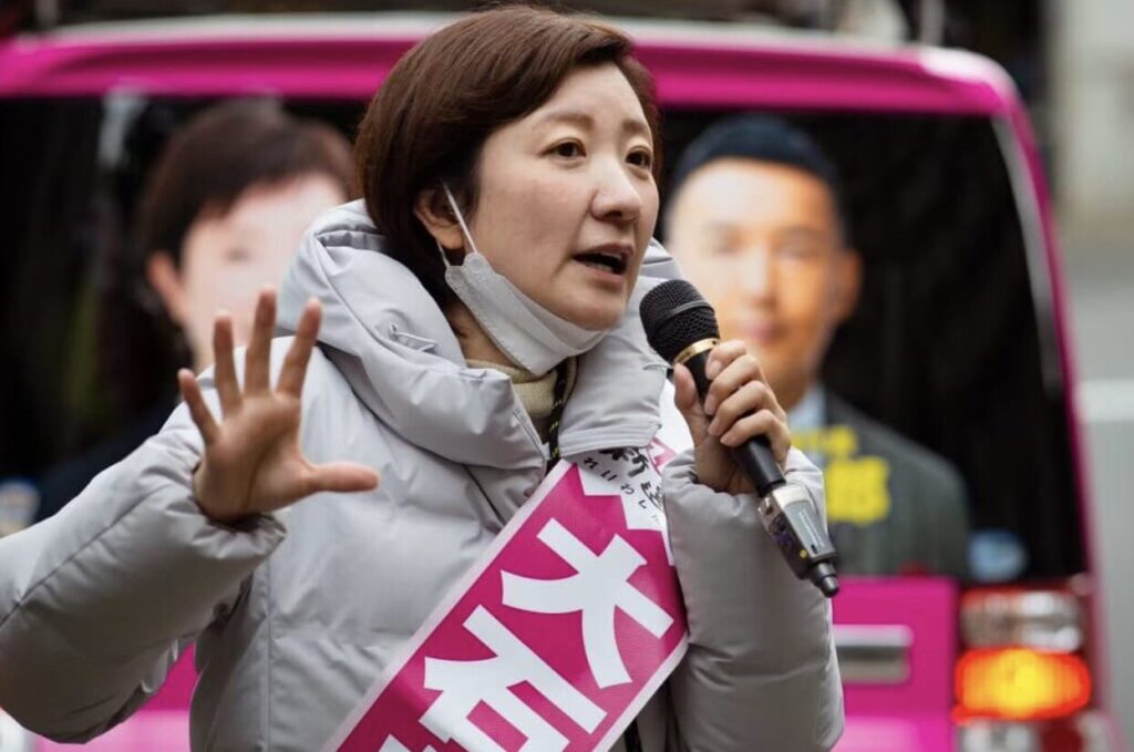 街頭演説中の大石晃子
