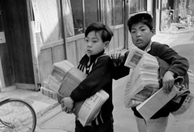 新聞配達をする少年