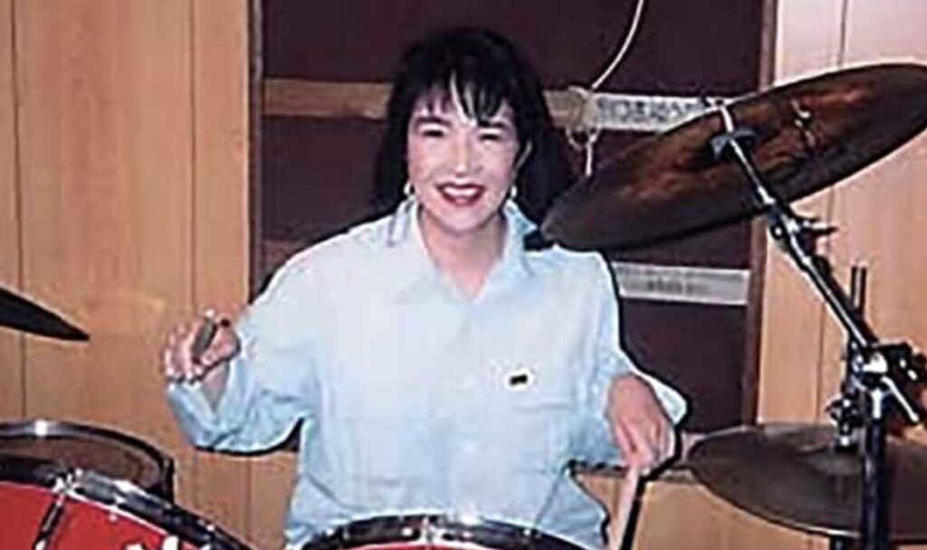 ドラムと叩く高石早苗