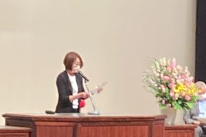 栃木県議会議員の講演会で祝辞を述べる栄美夫人