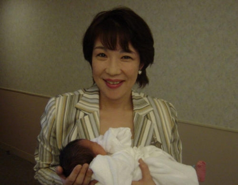 弟の子供を抱く高市早苗