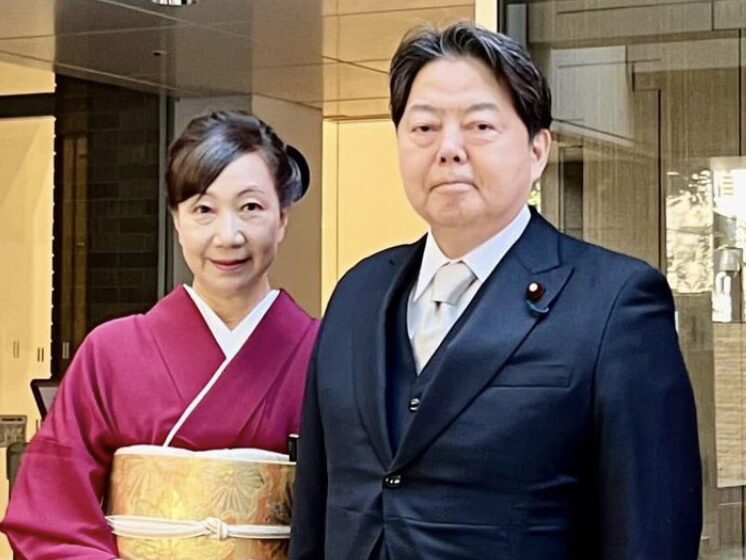 林芳正氏と妻の裕子さん