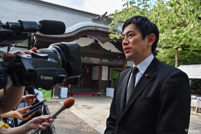 靖国神社に参拝後、取材に応じる小林鷹之