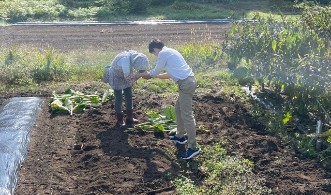 支援者と握手する鈴木憲和