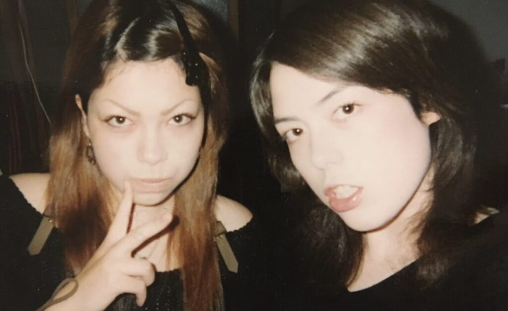 若い頃の小野田紀美と妹の理紗さん