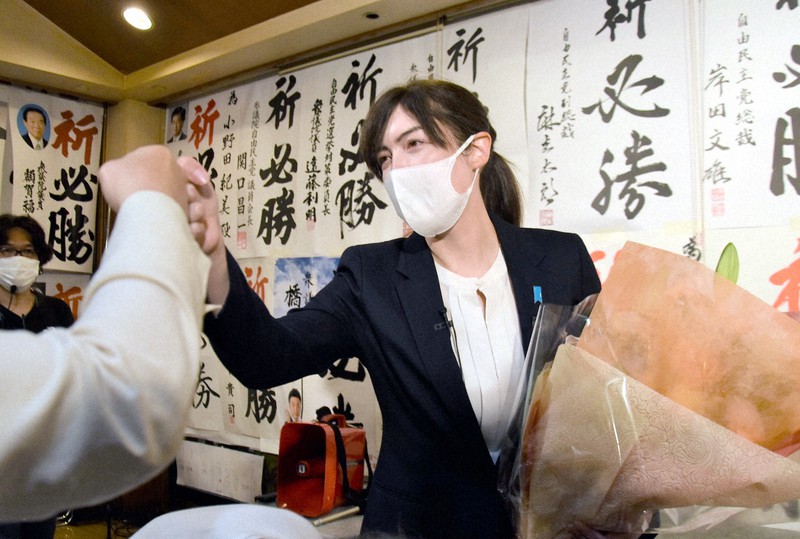支援者と当選を喜ぶ小野田紀美