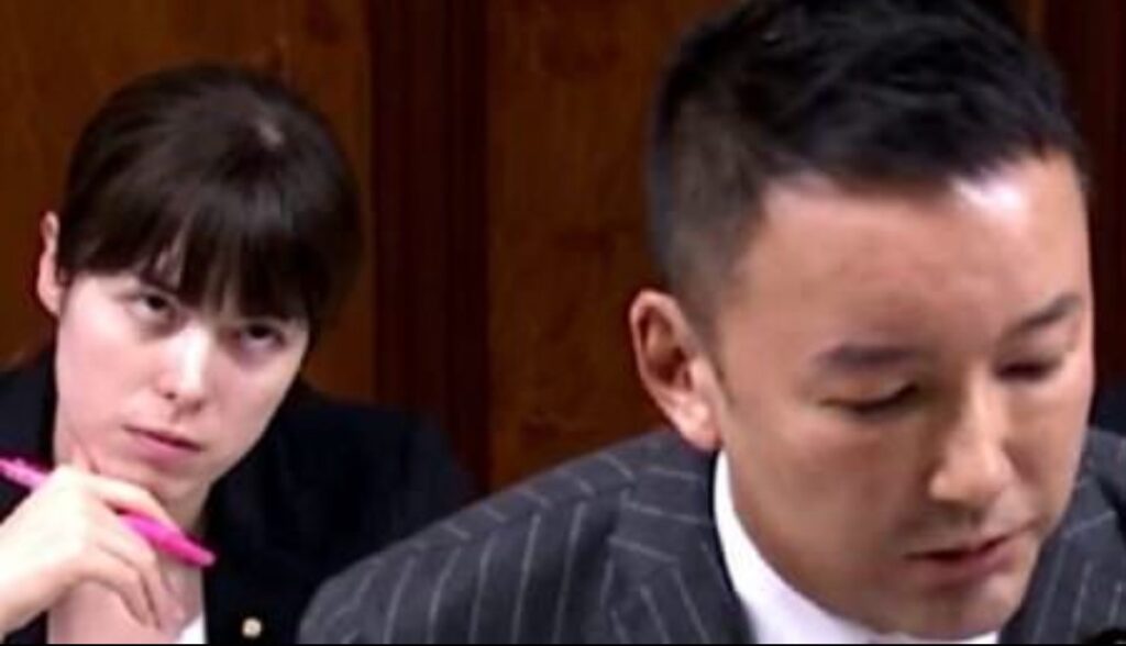 国会での小野田紀美の顔の変化