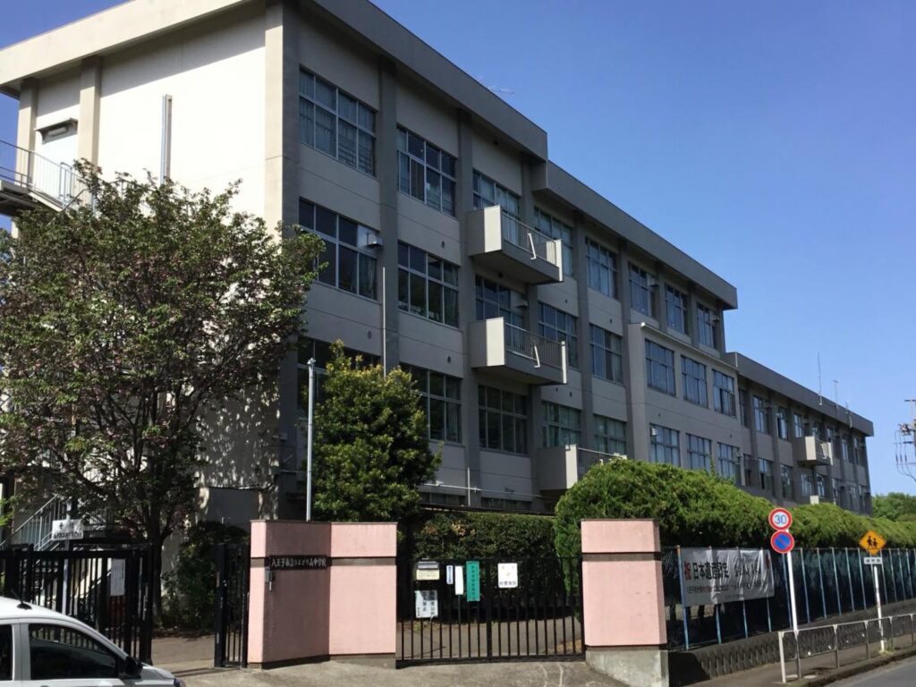 八王子市立ひよどり山中学校の外観