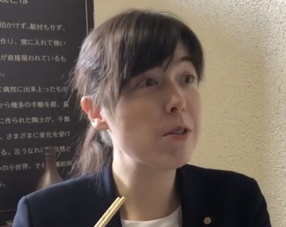 米粉麺の美味しさに驚く小野田紀美